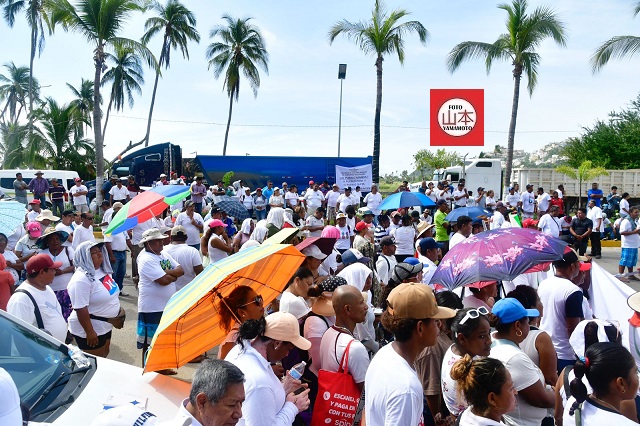 Transportistas y prestadores de servicios exigen solución a demandas sociales.